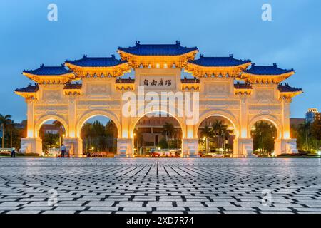 Taipeh, Taiwan - 26. April 2019: Herrlicher Abendblick auf das Tor der Großen Frömmigkeit am Liberty Square. Stockfoto