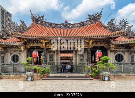 Taipeh, Taiwan - 22. April 2019: Malerischer Blick auf den Mengjia Longshan Tempel. Stockfoto