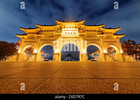 Taipeh, Taiwan - 26. April 2019: Herrlicher Abendblick auf das Tor der Großen Frömmigkeit am Liberty Square. Stockfoto