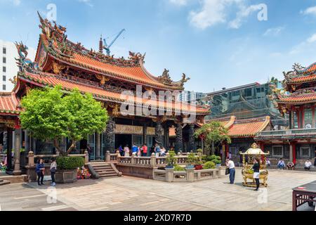 Taipeh, Taiwan - 22. April 2019: Malerischer Blick auf den Mengjia Longshan Tempel. Stockfoto