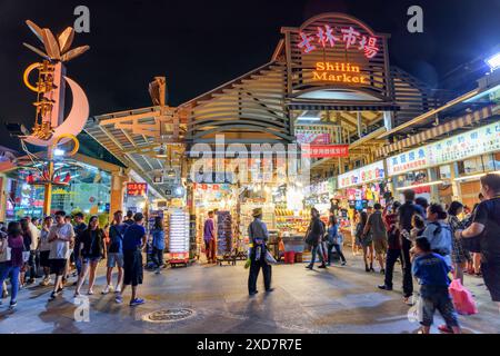 Taipeh, Taiwan - 26. April 2019: Abendlicher Blick auf Touristen, die auf dem Shilin Nachtmarkt spazieren gehen. Stockfoto