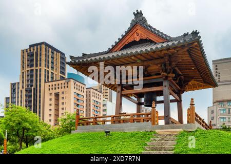 Taipei, Taiwan - 22. April 2019: Fabelhafter Blick auf den Glockenturm auf dem Nishi Honganji Platz in Ximending. Stockfoto