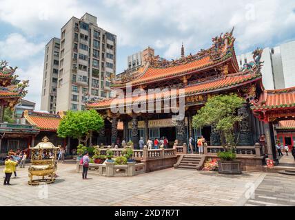 Taipeh, Taiwan - 22. April 2019: Malerischer Blick auf den Mengjia Longshan Tempel. Stockfoto
