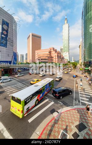 Taipei, Taiwan - 26. April 2019: Fantastischer Blick auf die Kreuzung von Xinyi Road und Keelung Road in der Innenstadt. Stockfoto