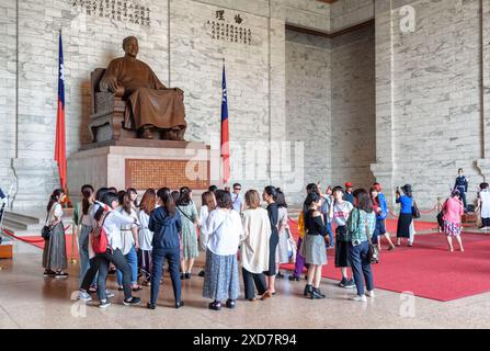 Taipeh, Taiwan - 23. April 2019: Asiatische Touristen machen Fotos in der Hauptkammer der National Chiang Kai-shek Memorial Hall. Stockfoto