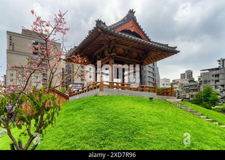 Taipei, Taiwan - 22. April 2019: Fabelhafter Blick auf den Glockenturm auf dem Nishi Honganji Platz in Ximending. Stockfoto