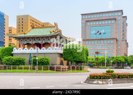 Taipeh, Taiwan - 23. April 2019: Malerischer, farbenfroher Blick auf das Osttor und moderne Gebäude. Traditionelle chinesische Architektur. Fantastische Stadtlandschaft. Stockfoto