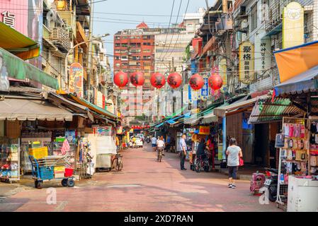 Taipei, Taiwan - 23. April 2019: Fantastischer Blick auf die Market Street in der Altstadt von Taipeh. Malerische Stadtlandschaft. Stockfoto