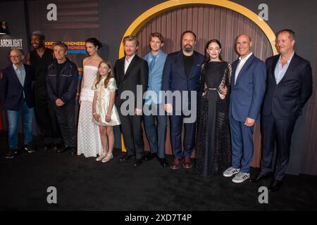 New York, Usa. Juni 2024. NEW YORK, NEW YORK - 20. JUNI: (L-R) Ed Guiney, Mamoudou Athie, Willem Dafoe, Margaret Qualley, Merah Benoit, Jesse Plemons, Joe Alwyn, Yorgos Lanthimos, Emma Stone, Matthew Greenfield und Andrew Lowe nehmen am 20. Juni 2024 in New York City an der Premiere von „Types of Kindness“ Teil. Quelle: Ron Adar/Alamy Live News Stockfoto