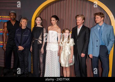 New York, Usa. Juni 2024. NEW YORK, NEW YORK - 20. JUNI: (L-R) Mamoudou Athie, Willem Dafoe, Emma Stone, Margaret Qualley, Merah Benoit, Jesse Plemons und Joe Alwyn nehmen am 20. Juni 2024 an der New Yorker Premiere im Museum of Modern Art Teil. Quelle: Ron Adar/Alamy Live News Stockfoto