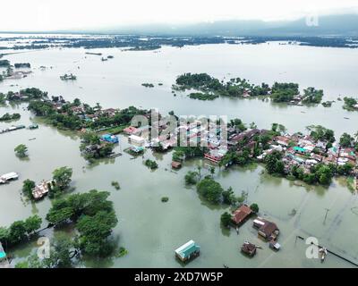 Sylhet. Juni 2024. Ein Foto der Drohne vom 20. Juni 2024 zeigt den Blick auf ein überflutetes Gebiet in Sylhet, Bangladesch. Die Überschwemmungen in Teilen von Bangladeschs nordöstlicher Sylhet-Region, die durch das Ansturmen von flussaufwärts gerichteten Gewässern in Verbindung mit starken Regenfällen verursacht wurden, haben Millionen von Menschen getroffen und Zehntausende vertrieben. Quelle: Xinhua/Alamy Live News Stockfoto