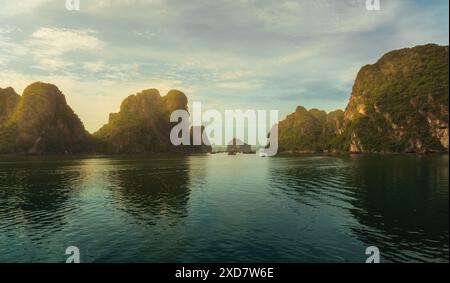 Golden Ha Long Bay Vietnam. Ha Long Bay, UNESCO-Weltkulturerbe, Vietnam, Indochina, Südostasien. Fischerdorf in der Bucht von Bai Tu L Stockfoto