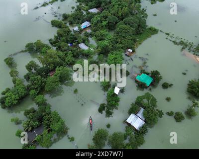 Sylhet. Juni 2024. Ein Foto der Drohne vom 20. Juni 2024 zeigt den Blick auf ein überflutetes Gebiet in Sylhet, Bangladesch. Die Überschwemmungen in Teilen von Bangladeschs nordöstlicher Sylhet-Region, die durch das Ansturmen von flussaufwärts gerichteten Gewässern in Verbindung mit starken Regenfällen verursacht wurden, haben Millionen von Menschen getroffen und Zehntausende vertrieben. Quelle: Xinhua/Alamy Live News Stockfoto