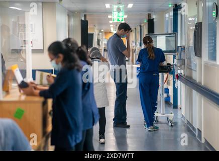 Aktenfoto vom 18/01/23 mit einer allgemeinen Ansicht des Personals auf einer NHS-Krankenhausstation im Ealing Hospital in London. NHS-Manager werden vor neuen Streiks in diesem Jahr gewarnt, wenn sie nicht sicherstellen, dass das Gesundheitspersonal die richtigen Gehaltsbänder für die Jobs hat, die sie tun. und Unison kündigte an, dass es seit 2021 rund 80 Millionen Pfund an Rückzahlungen für Gesundheitsassistenten in ganz Großbritannien gewonnen hat, um die jahrelange Unterzahlung auszugleichen. Ausgabedatum: Freitag, 21. Juni 2024. Stockfoto