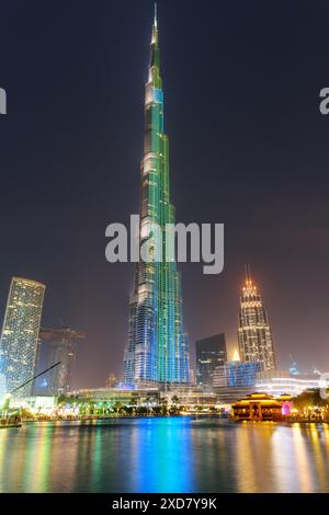 Dubai, Vereinigte Arabische Emirate - 2. November 2018: Fantastischer Blick bei Nacht auf den berühmten Burj Khalifa Tower am gleichnamigen See in der Innenstadt. Stockfoto