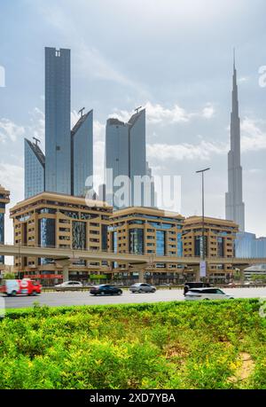 Dubai, Vereinigte Arabische Emirate - 2. November 2018: Wunderschöner Blick auf die Wolkenkratzer in der Innenstadt. Der Burj Khalifa Tower ist auf blauem Himmel zu sehen. Stockfoto