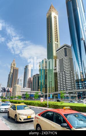 Dubai, Vereinigte Arabische Emirate - 2. November 2018: Taxis parken in der Innenstadt. Malerische Wolkenkratzer sind auf blauem Himmel zu sehen. Fantastische Stadtlandschaft. Stockfoto