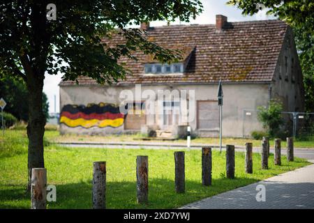 Eine Hausruine mit einer angemalten Deutschlandfahne an der Fassade steht an einer Bundesstraße in Vorpommern. Anklam *** Eine Ruine mit gemalter deutscher Flagge an der Fassade steht an einer Hauptstraße in Anklam, Vorpommern Copyright: FrankxHormannx/xnordlicht Stockfoto