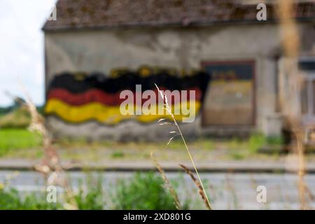 Eine Hausruine mit einer angemalten Deutschlandfahne an der Fassade steht an einer Bundesstraße in Vorpommern. Anklam *** Eine Ruine mit gemalter deutscher Flagge an der Fassade steht an einer Hauptstraße in Anklam, Vorpommern Copyright: FrankxHormannx/xnordlicht Stockfoto