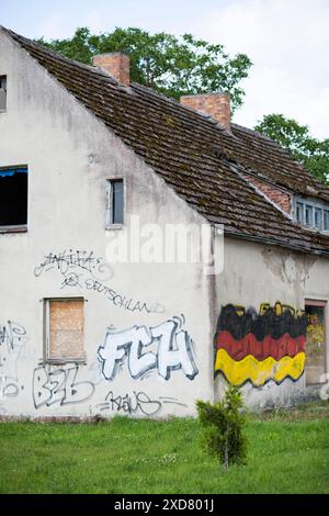 Eine Hausruine mit einer angemalten Deutschlandfahne an der Fassade steht an einer Bundesstraße in Vorpommern. Anklam *** Eine Ruine mit gemalter deutscher Flagge an der Fassade steht an einer Hauptstraße in Anklam, Vorpommern Copyright: FrankxHormannx/xnordlicht Stockfoto