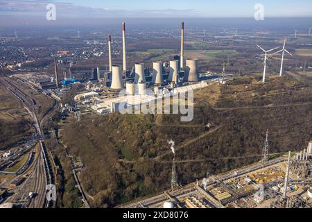 Luftaufnahme, Uniper Kraftwerke Scholven, Schornsteine und Kühltürme, Windpark Halde Oberscholven, Windräder und Fernsicht, Scholven, Gelsenki Stockfoto