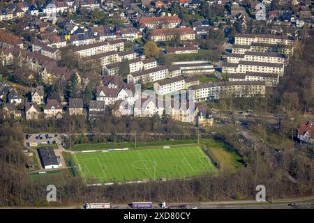 Luftaufnahme, Fußballstadion des Erler SV 08 e. V. und Fußballspieler auf dem Feld, umgeben von Bäumen, Wohngebiet, Erle, Gelsenkirchen, Ruhr sind Stockfoto