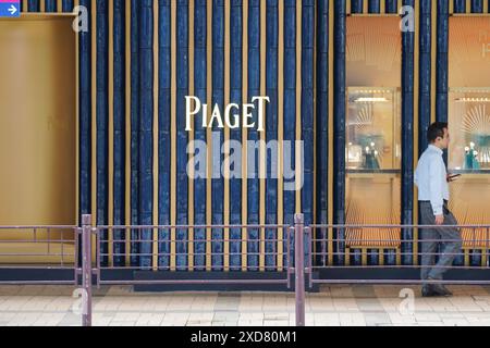 Hongkong, China. Juni 2024. Fußgänger spazieren vorbei an dem Schweizer Luxusuhrmacher und Juwelier Piaget Logo und Geschäft in Hongkong. Quelle: SOPA Images Limited/Alamy Live News Stockfoto