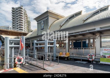 Bangkok, Thailand - 14. Oktober 2018: Blick auf den Sathorn Pier auf dem Chao Phraya River vom Boot aus. Der Hauptpier für Schnellboote. Stockfoto