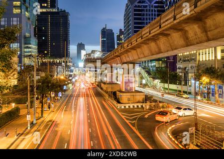 Bangkok, Thailand - 14. Oktober 2018: Herrlicher Abendblick auf die Sathon Road und den BTS Surasak Bahnhof. Viadukt der Silom Line und moderne Gebäude. Stockfoto