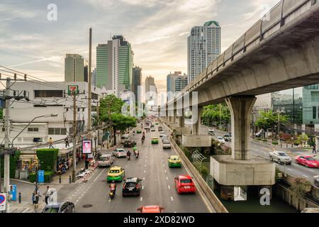 Bangkok, Thailand - 15. Oktober 2018: Wunderschöner Blick auf die Sathon Road bei Sonnenuntergang. Straßenverkehr von Bangkok. Viadukt der Silom Line und moderne Gebäude. Stockfoto