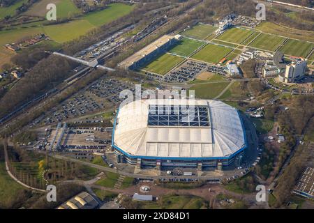 Luftaufnahme, Veltins-Arena Bundesliga Stadion des FC Schalke 04 mit offenem Dach und voll befüllten Parkplätzen, Fußballfans im Stadion, Berger Feld, Erle, Stockfoto