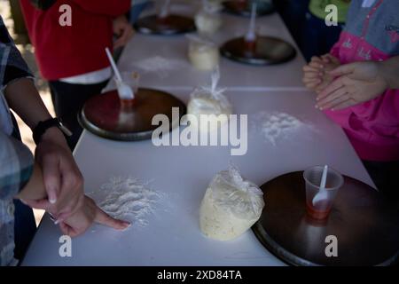 Workshop für Kinder zum Kochen von Pizza in einem alten Holzofen Stockfoto