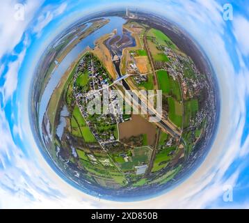 Aus der Vogelperspektive, neue Emscher-Mündung und Rhein, blaue Brücke Hagelstraße, Emscher-Deich mit gebrochenem Damm an der Emscher-Mündung und zerstörter fehlender r Stockfoto