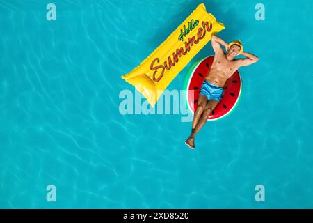 Hallo Sommer. Glücklicher Mann mit aufblasbarer Matratze und Ring im Swimmingpool, Blick von oben Stockfoto