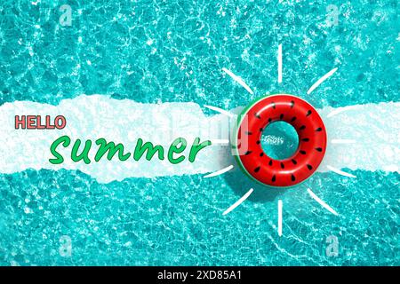 Hallo Sommertext und Swimmingpool mit aufblasbarem Ring, topview Stockfoto