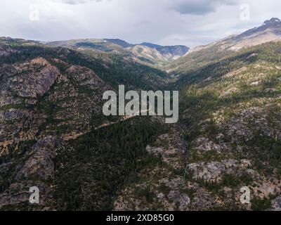 Kalifornien, USA. Juni 2024. Es war ein klarer, schöner Tag im Kennedy Meadows Resort am 8. Juni 2024 in der Sierra Nevada entlang des Highway 108 mit Blick auf den Stanislaus River in Richtung Sonora Pass. (Kreditbild: © Marty Bicek/ZUMA Press Wire) NUR REDAKTIONELLE VERWENDUNG! Nicht für kommerzielle ZWECKE! Stockfoto