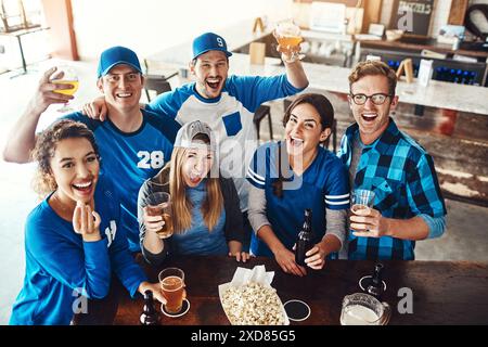 Bier, Sport und Porträt von Freunden im Pub für den Sieg im Spiel mit Tor zum Feiern zur gemeinsamen Unterstützung. Aufgeregt, jubelnd und Fans trinken Alkohol Stockfoto