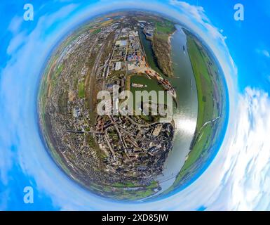 Luftaufnahme, Emmericher Hafen am Rhein, Industriegebiet, Erdkugel, Fischaugenbild, 360-Grad-Bild, winzige Welt, kleiner Planet, Fisheye ima Stockfoto