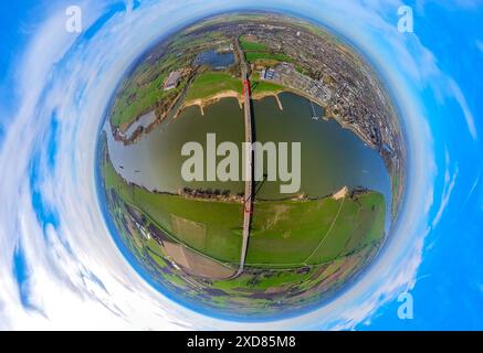 Luftaufnahme, Emmerich-Rheinbrücke und Blick auf Stadt, Rhein, Globus, Fischaugenbild, Fischaugenbild, 360 Grad Bild, winzige Welt, kleiner Planet, fi Stockfoto