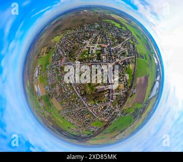 Luftaufnahme, Wohngebiet, Blick auf Elten, Wiesen und Felder, Globus, Fisheye-Bild, 360-Grad-Bild, winzige Welt, kleiner Planet, Fisheye-Bild, El Stockfoto