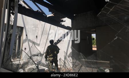 HANITA, ISRAEL - 19. JUNI: ein israelischer Soldat inspiziert ein Haus, das durch eine Panzerabwehrrakete der Hisbollah im Kibbutz Hanita in der Nähe der israelischen Grenze zum Libanon beschädigt wurde, das von seinen Bewohnern evakuiert wurde, seit das grenzüberschreitende Feuer mit der militanten Hisbollah-Gruppe nach den Angriffen palästinensischer Militanten vom 7. Oktober aus dem Gazastreifen am 19. Juni ausgebrochen wurde. 2024 in Hanita, Israel. Seit Beginn der Feindseligkeiten mit der Hisbollah im Oktober wurden etwa 60.000 Einwohner aus dem Norden Israels evakuiert. Stockfoto