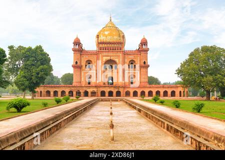 Fabelhafte Aussicht auf Safdarjung Grab in Delhi, Indien. Wunderschönes Mausoleum aus rotem Sandstein. Wundervolle Mogul-Architektur. Stockfoto