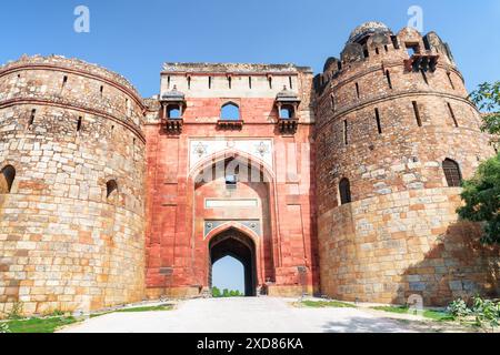 Malerischer Blick auf Bara Darwaza von Purana Qila auf blauem Himmel Hintergrund in Delhi, Indien. Das Westtor des alten Fort ist der Haupteingang. Stockfoto