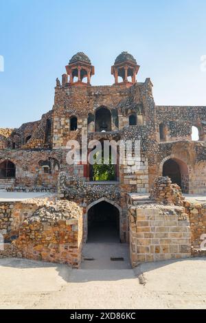 Fantastischer Innenblick auf das Humayun Tor von Purana Qila auf blauem Himmel Hintergrund in Delhi, Indien. Südtor des alten Forts. Stockfoto