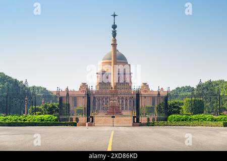 Fantastischer Blick auf das Haupttor von Rashtrapati Bhavan und die Jaipur-Säule im Innenhof der Präsidentenresidenz in Neu-Delhi, Indien. Stockfoto