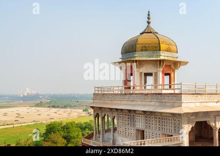 Herrlicher Blick auf das Musamman Burj im Agra Fort, Indien. Das Taj Mahal ist im Hintergrund sichtbar. Stockfoto