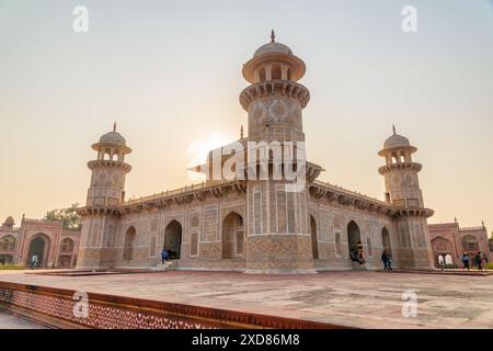 Fantastischer Blick auf das Grab von Itimad-ud-Daulah (Baby Taj) in Agra, Indien. Das Mausoleum aus weißem Marmor bei Sonnenuntergang. Wundervolle Mogul-Architektur. Stockfoto