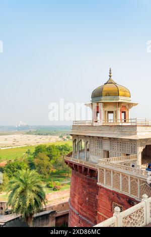 Herrlicher Blick auf das Musamman Burj im Agra Fort, Indien. Das Taj Mahal ist im Hintergrund sichtbar. Stockfoto