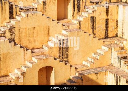 Fantastischer Blick auf die Stufen und Nischen des Stausees Panna Meena ka Kund in Amer Stadt, Rajasthan, Jaipur, Indien. Stockfoto