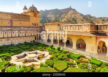 Fantastischer Blick auf den Sheesh Mahal (Spiegelpalast) und den malerischen grünen Garten des Amer Fort (Amber Fort) in Jaipur, Rajasthan, Indien. Stockfoto